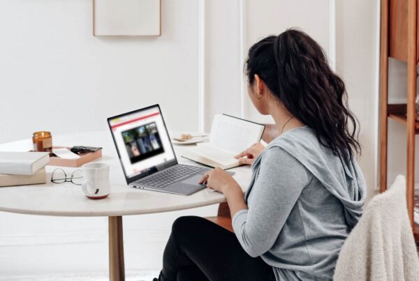 learner driving guide laptop girl